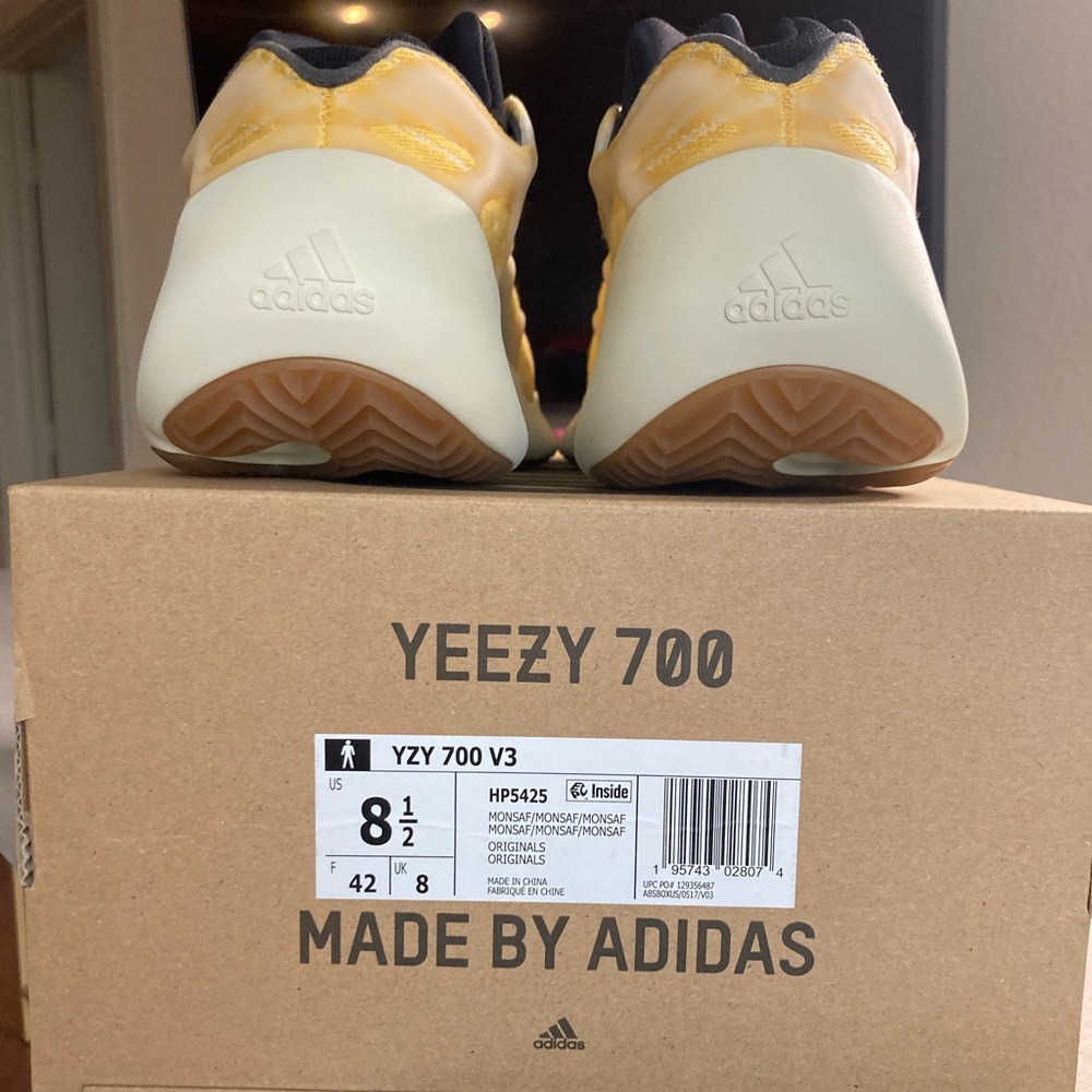 Yeezy 700 - Picture 3 of 6